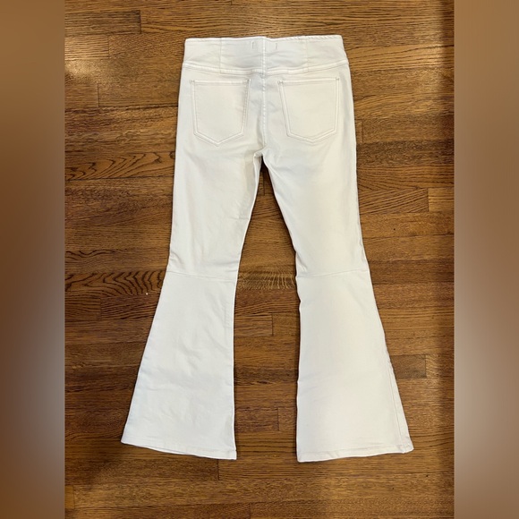 Free People - Pull-On White Flare Jeans - Size 28 - Picture 5 of 7